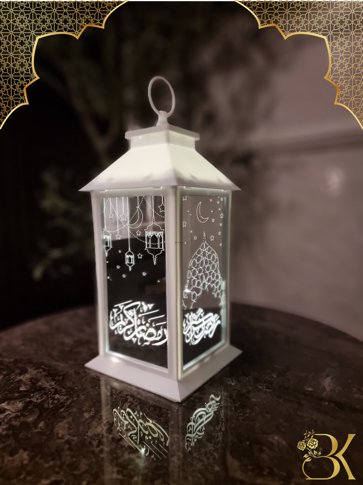 فانوس رمضان مصنوع من البلاستيك والزجاج