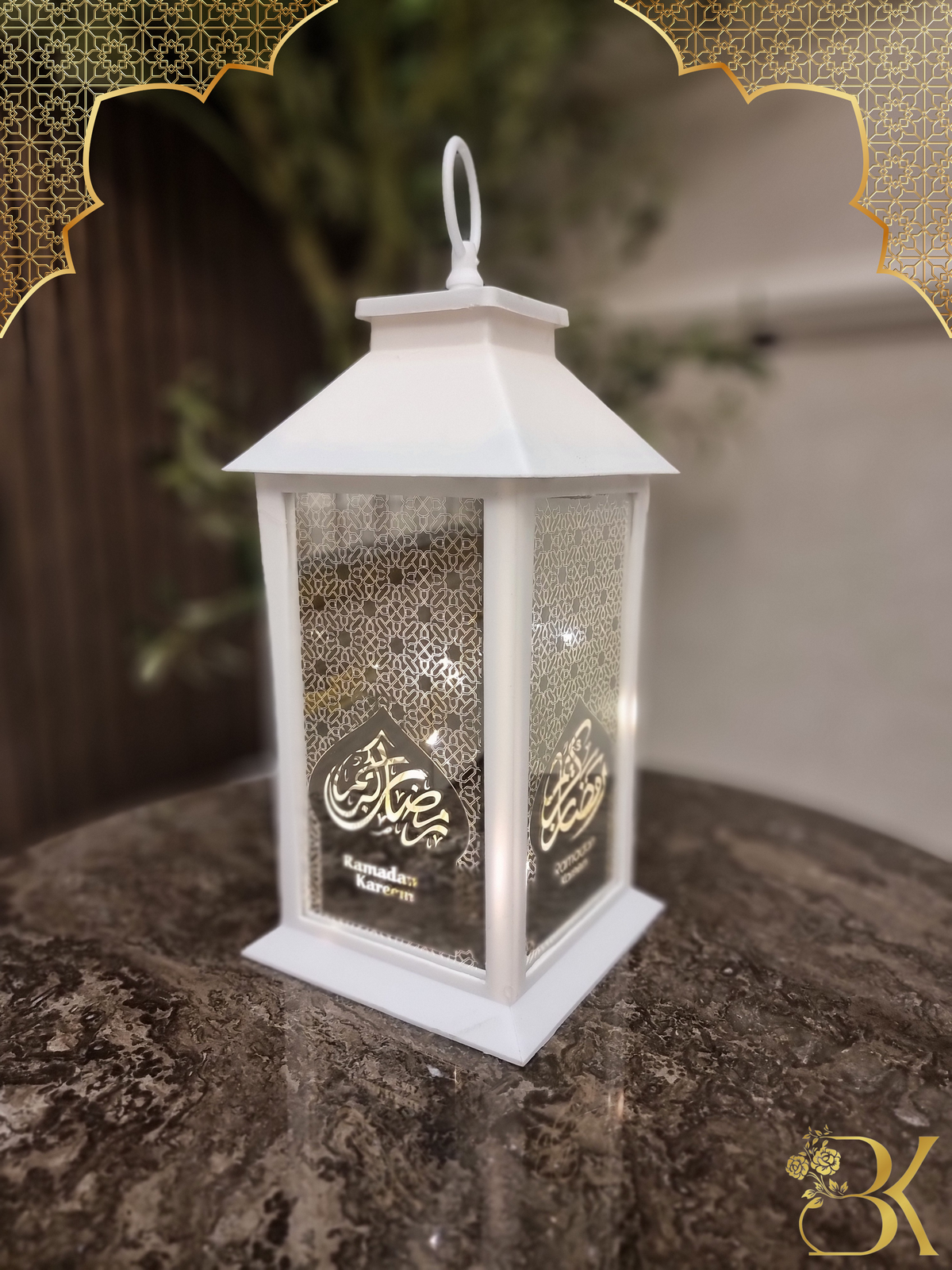فانوس رمضان مصنوع من البلاستيك والزجاج