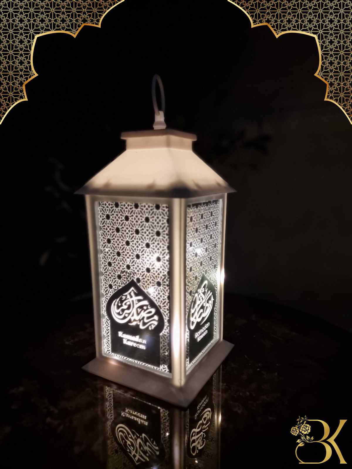 فانوس رمضان مصنوع من البلاستيك والزجاج