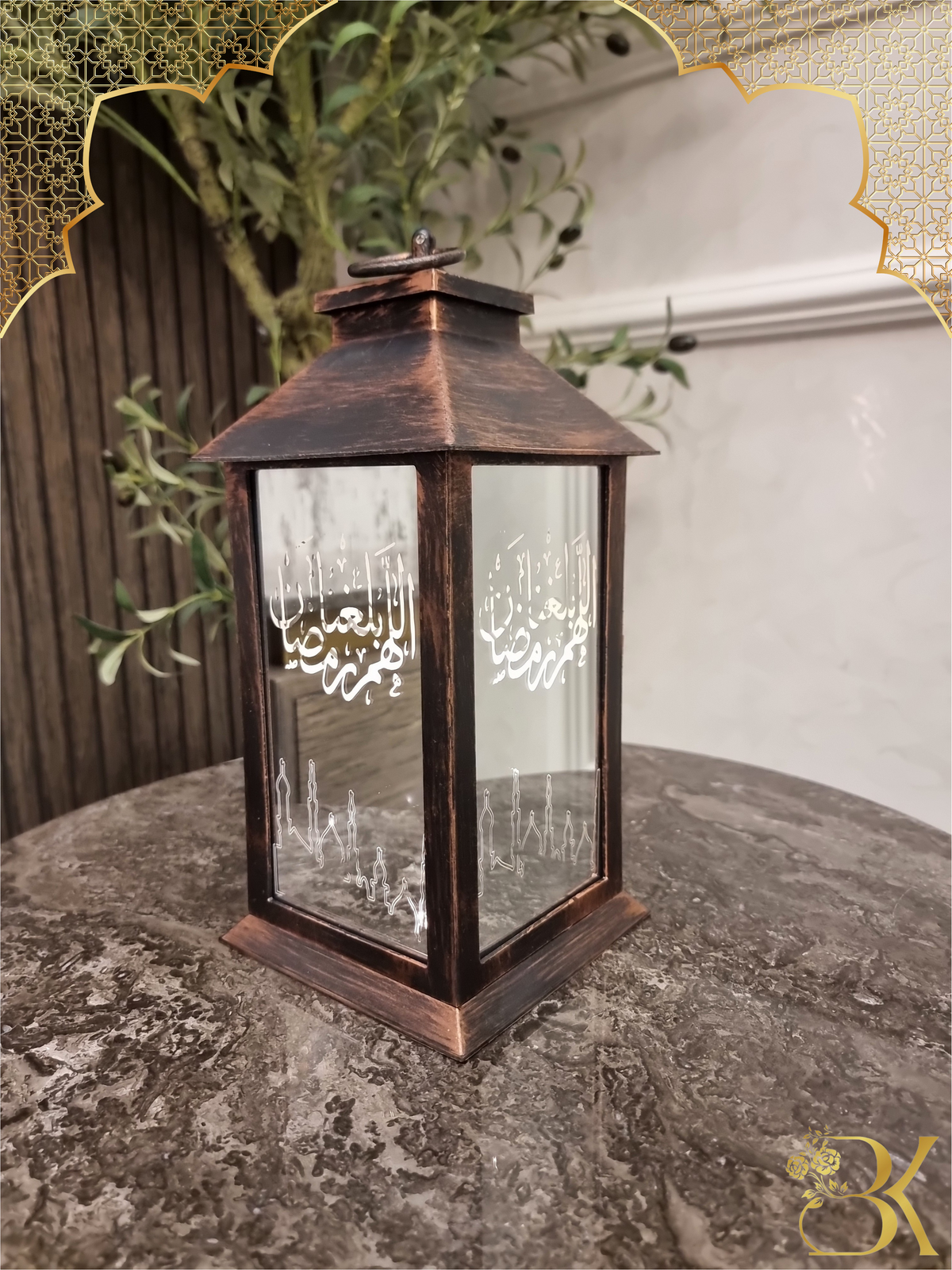 فانوس رمضان مصنوع من البلاستيك والزجاج