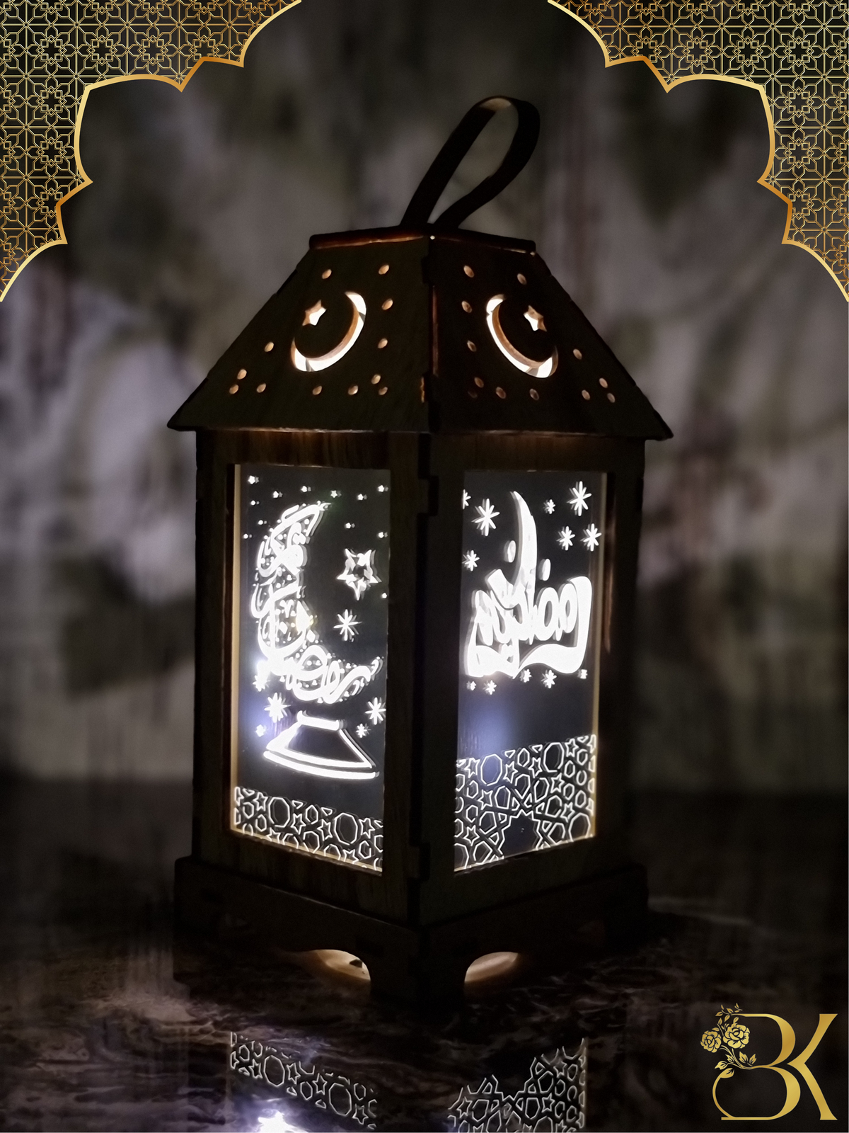 فانوس رمضان مصنوع من الخشب والزجاج