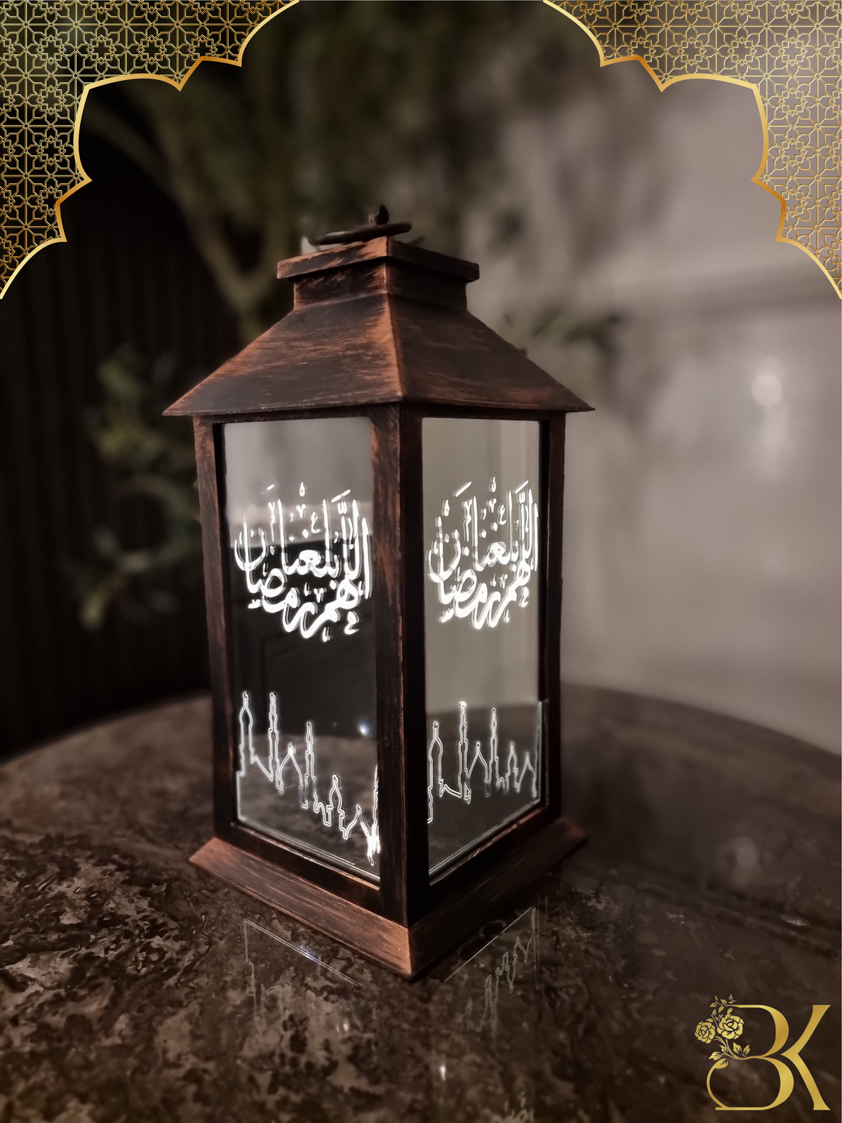 فانوس رمضان مصنوع من البلاستيك والزجاج