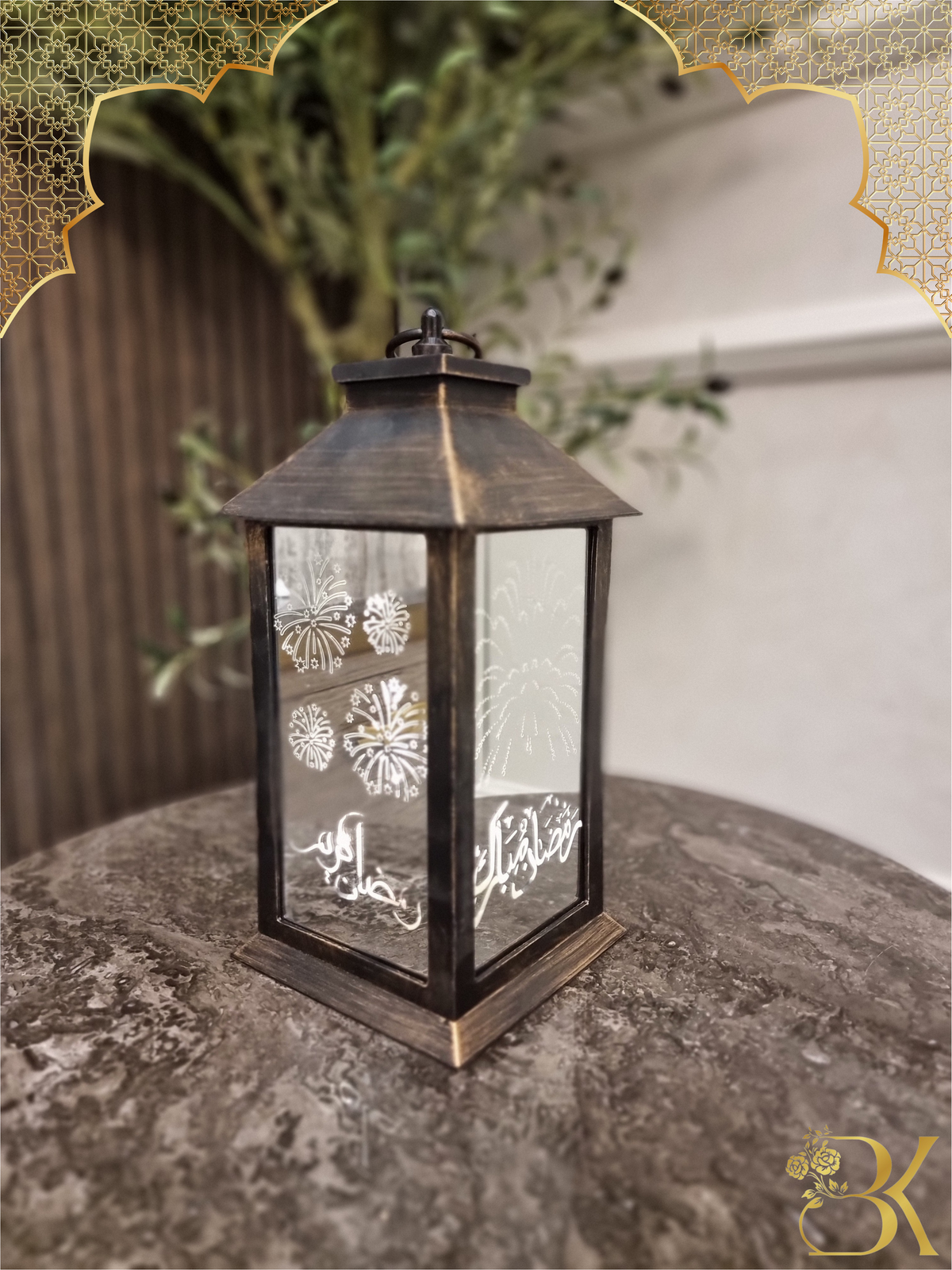 فانوس رمضان مصنوع من البلاستيك والزجاج