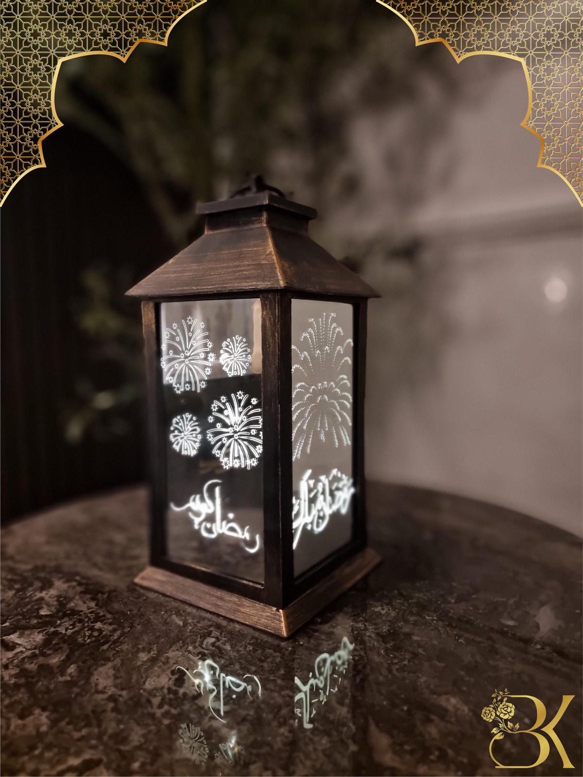 فانوس رمضان مصنوع من البلاستيك والزجاج