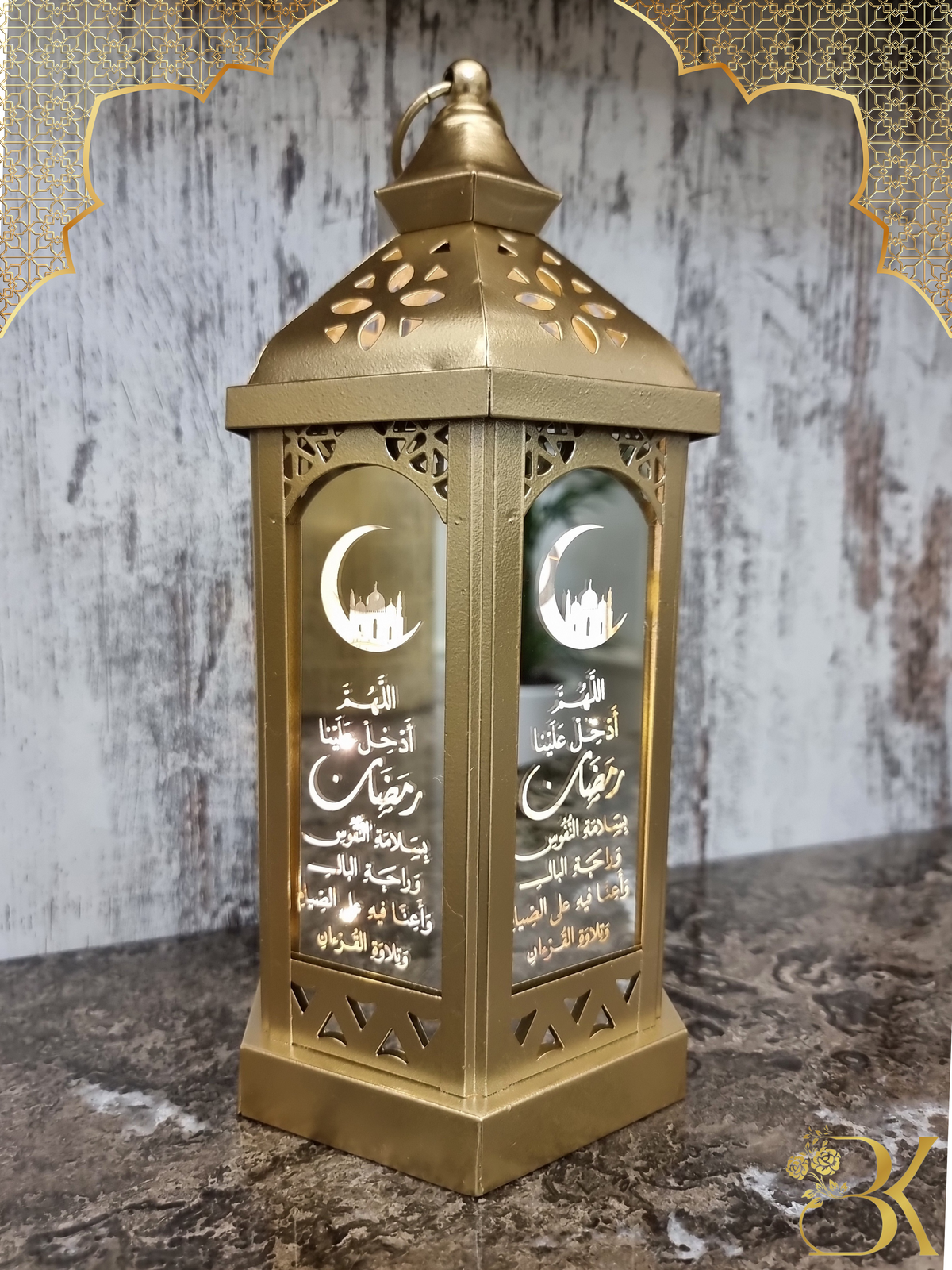 فانوس رمضان مصنوع من المعدن والزجاج