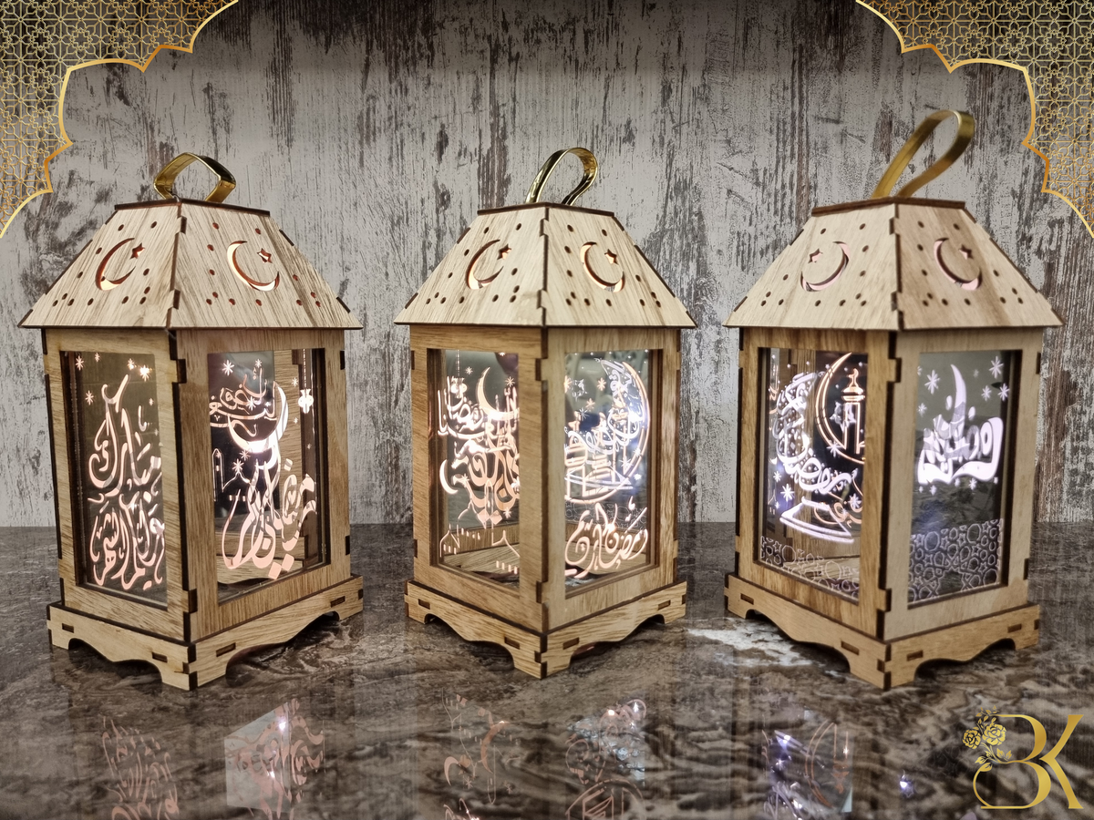 فانوس رمضان مصنوع من الخشب والزجاج