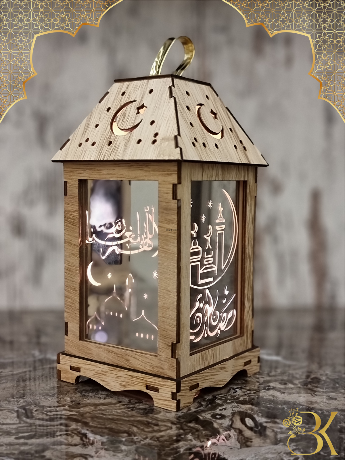 فانوس رمضان مصنوع من الخشب والزجاج
