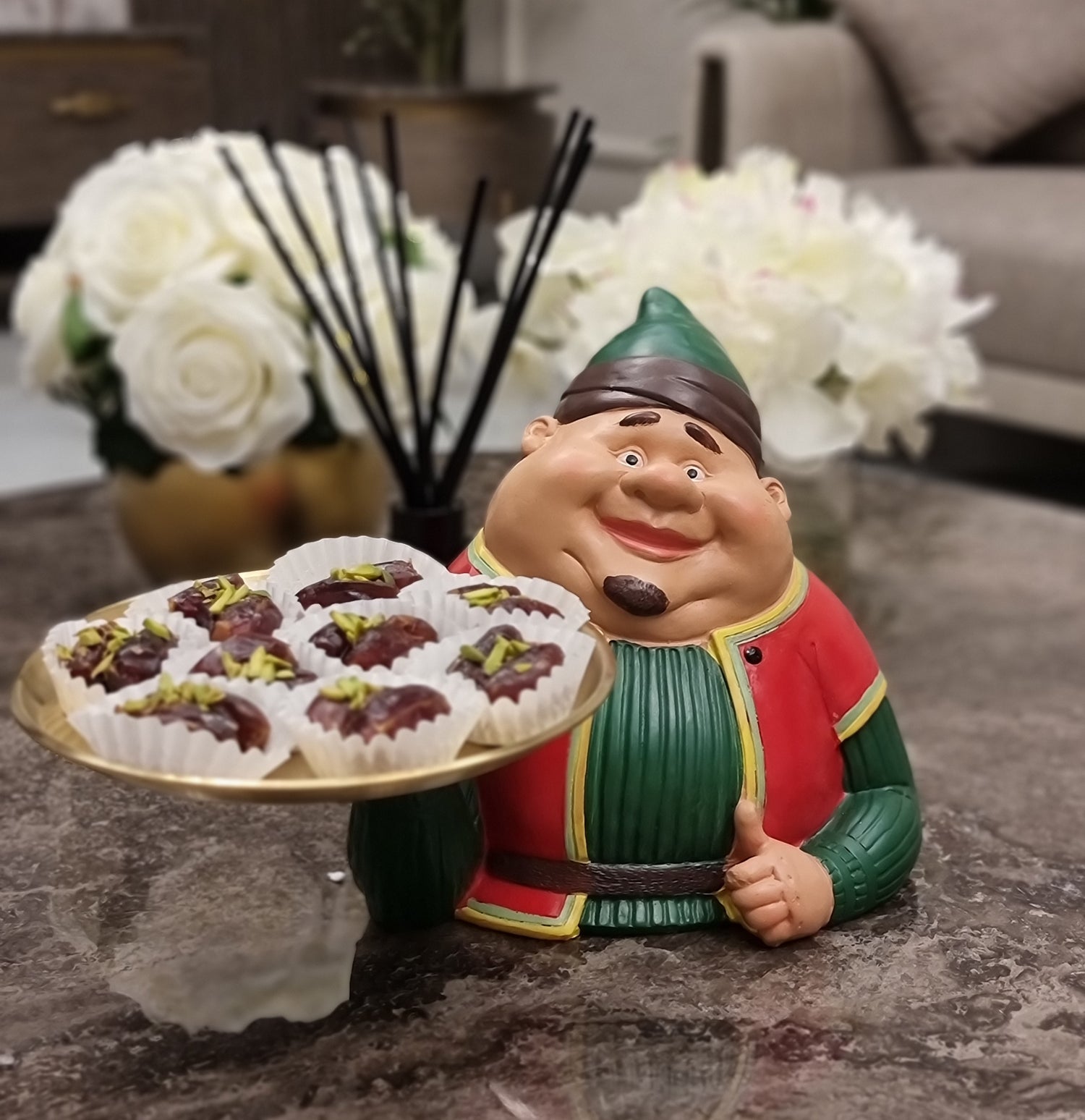شخصيات فنانيس - الرجل السمين المحبوب يحمل طبق تقديم