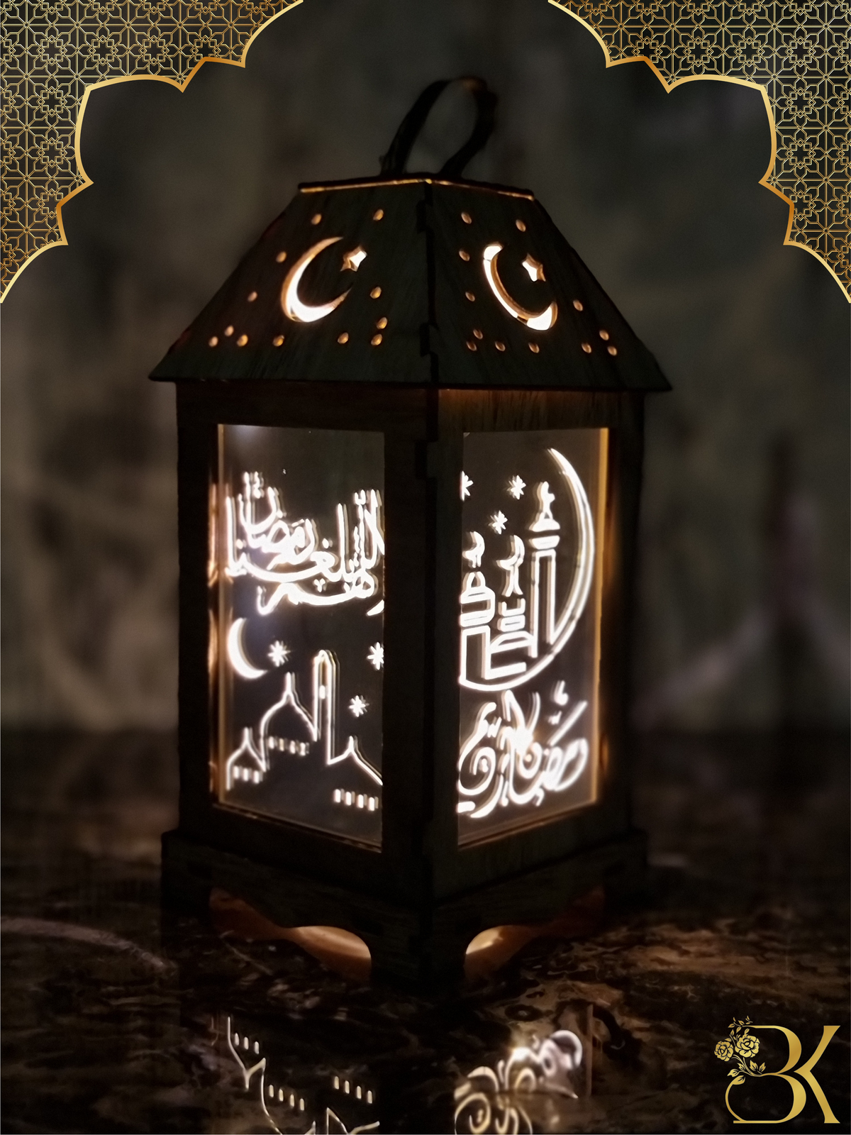 فانوس رمضان مصنوع من الخشب والزجاج