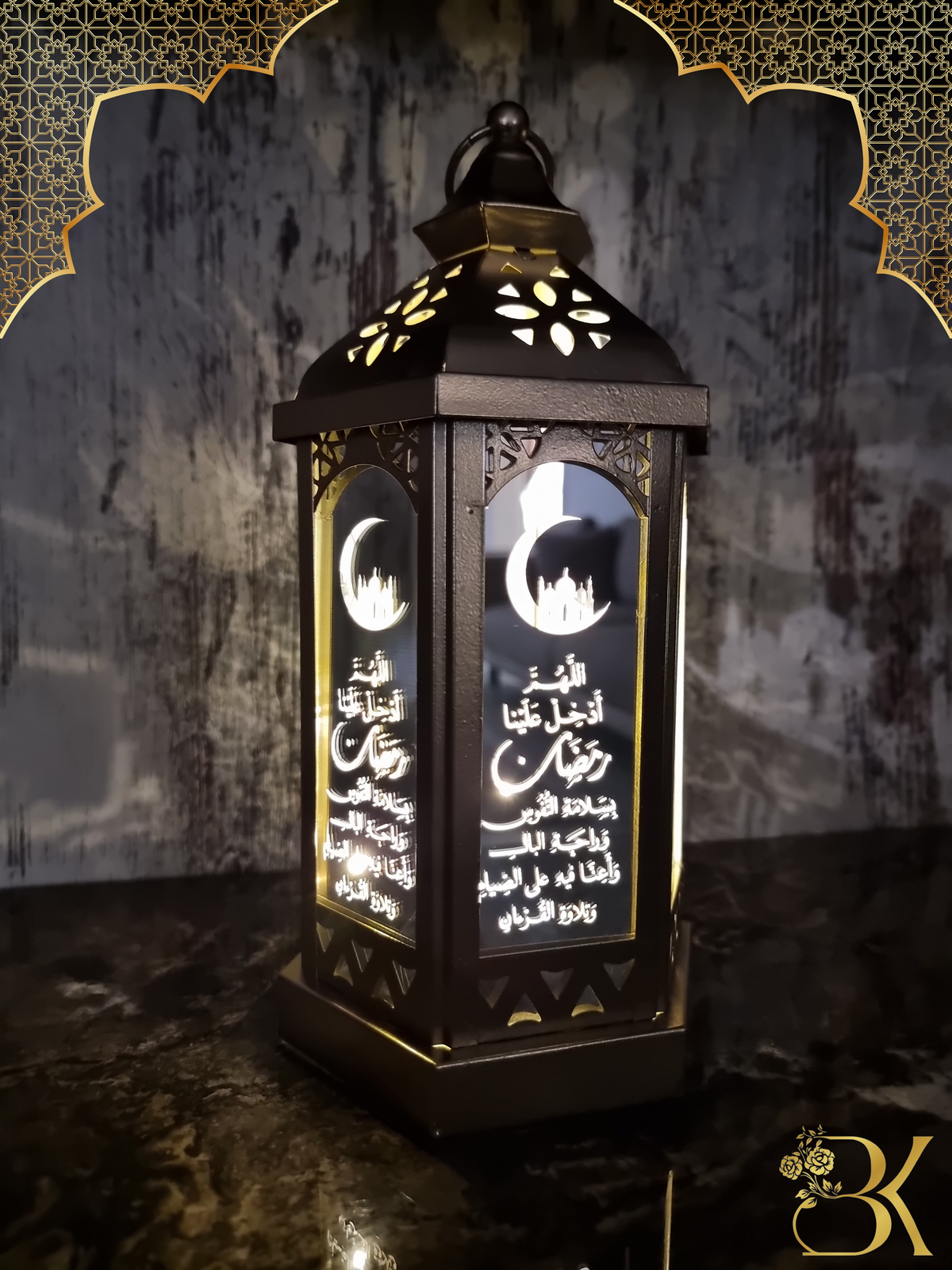 فانوس رمضان مصنوع من المعدن والزجاج