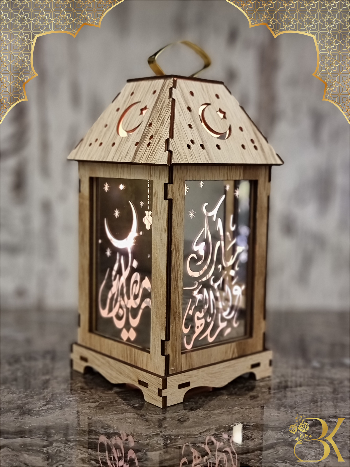 فانوس رمضان مصنوع من الخشب والزجاج