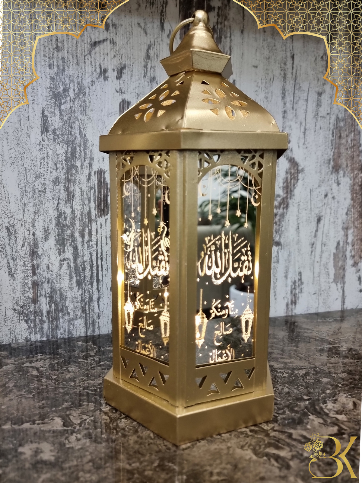 فانوس رمضان مصنوع من المعدن والزجاج