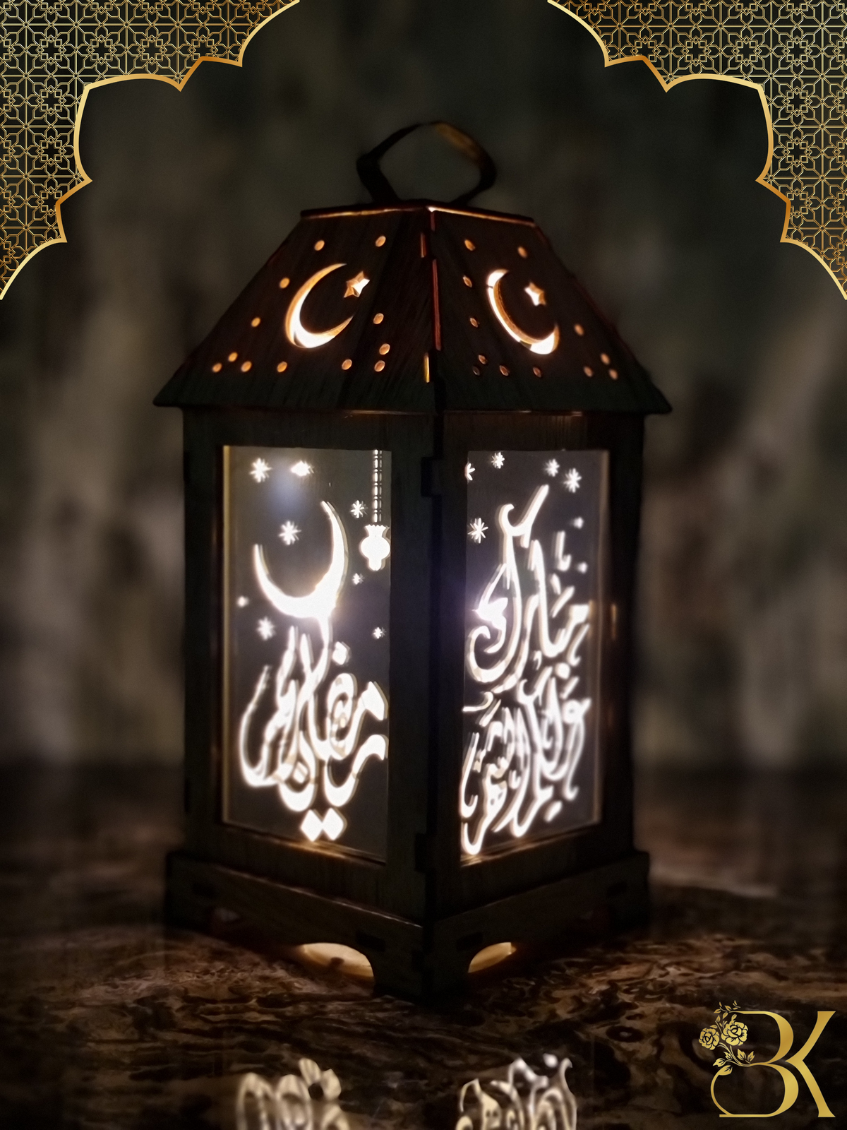 فانوس رمضان مصنوع من الخشب والزجاج
