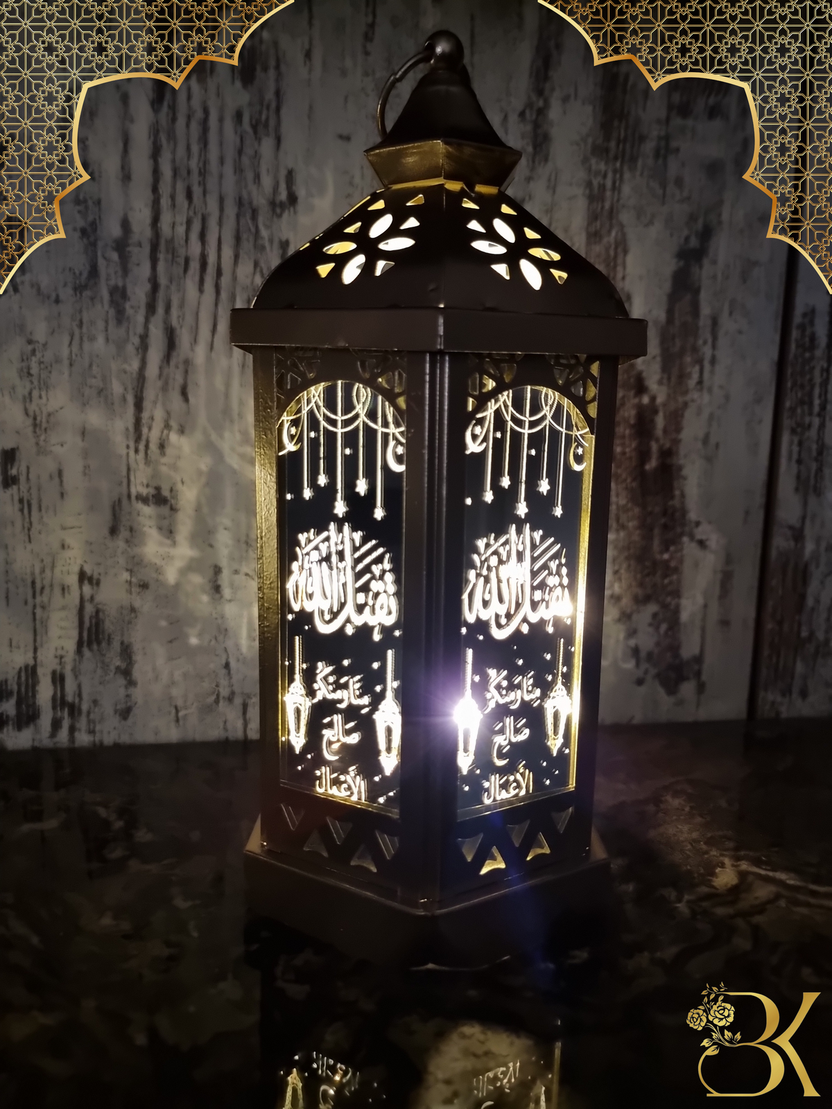 فانوس رمضان مصنوع من المعدن والزجاج