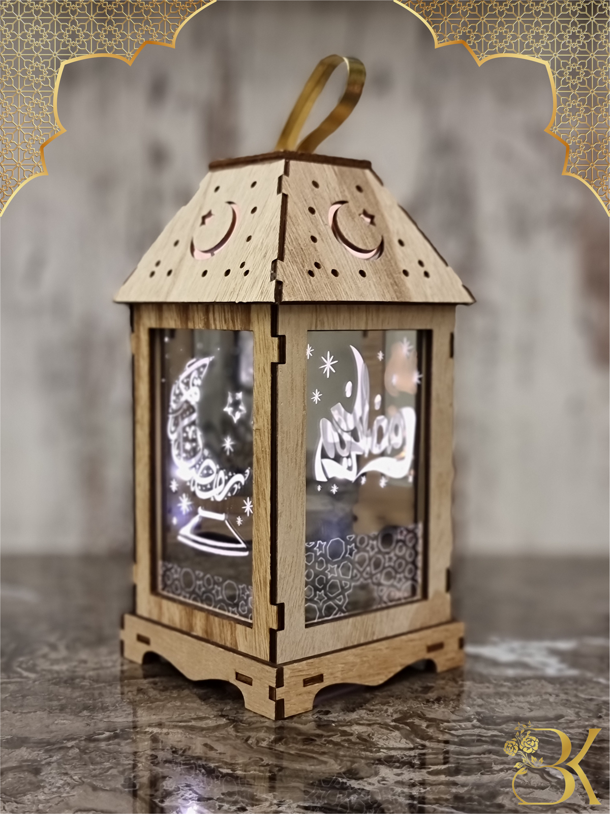 فانوس رمضان مصنوع من الخشب والزجاج