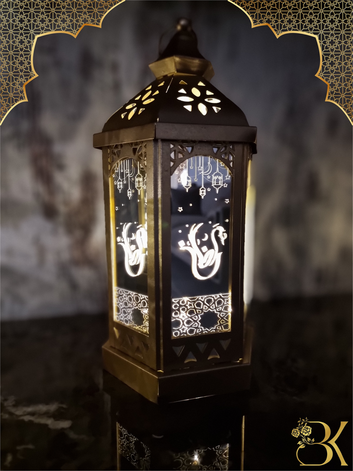 فانوس رمضان مصنوع من المعدن والزجاج